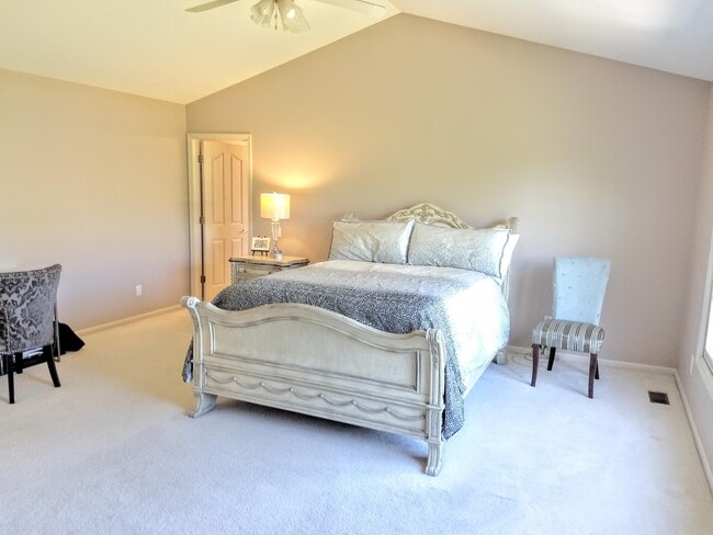 Building Photo - 47498 Fox Run Dr
