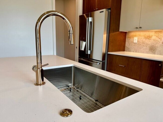 Building Photo - Luxury in the Heart of Huntsville
