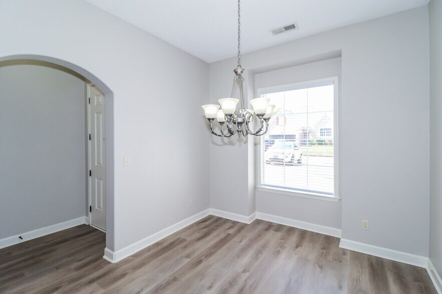 Building Photo - 8885 Versilia Ave