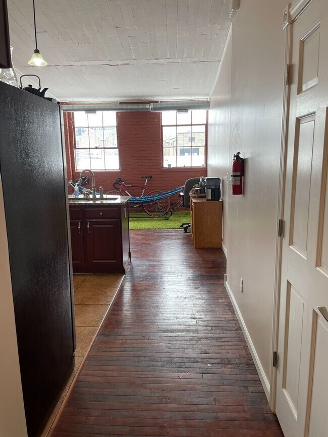 Building Photo - 2 bed 2 bath industrial style apartment *Short Term Rental*
