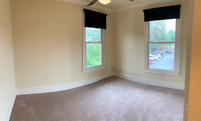 Building Photo - 600 W Meadow St