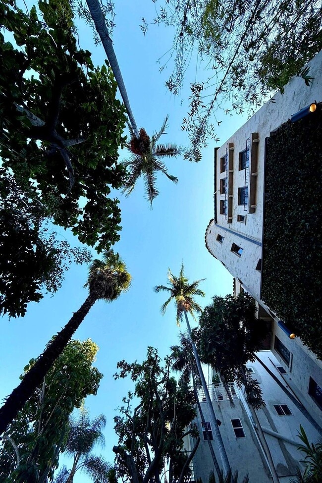 Building Photo - 2066 Glencoe Way