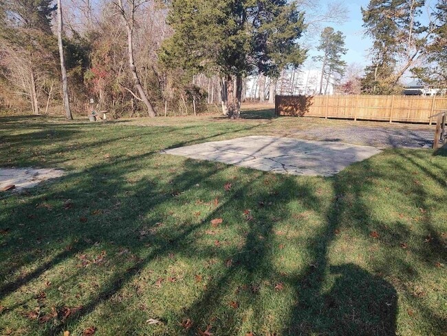 Building Photo - 3005 Fernwood Ave