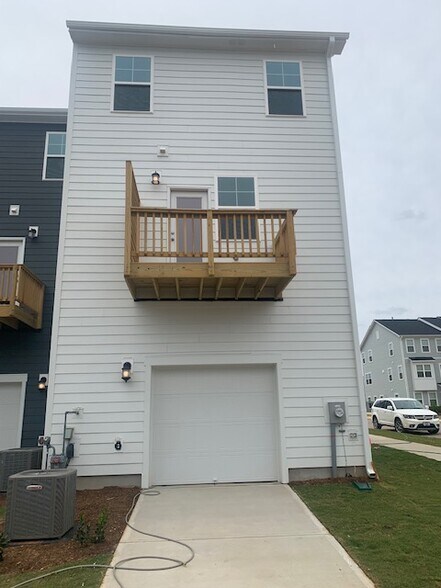 Building Photo - 656 Gimari Dr