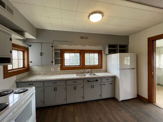 Building Photo - 555 Hopewell Rd