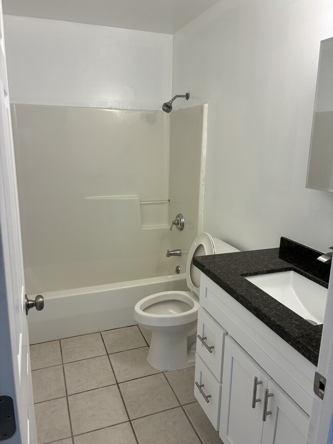 Building Photo - 1041 Hubbard St