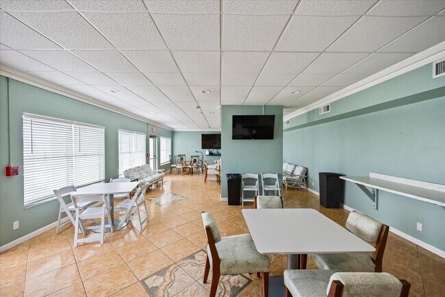 Building Photo - 7200 Sunshine Skyway Ln S
