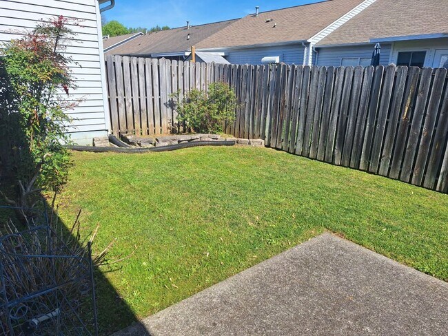 Building Photo - One level living in NorthWest Knoxville