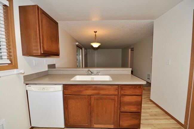 Building Photo - 2 bed 1 bath apartment (4plex building)