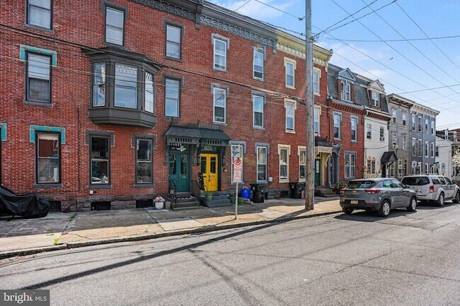 Building Photo - 231 Boas St