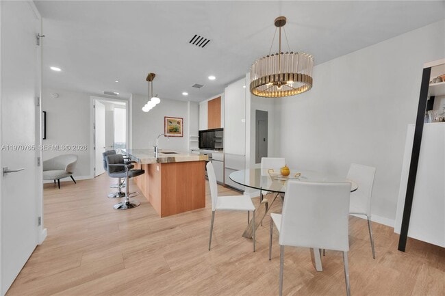 Building Photo - 2831 S Bayshore Dr