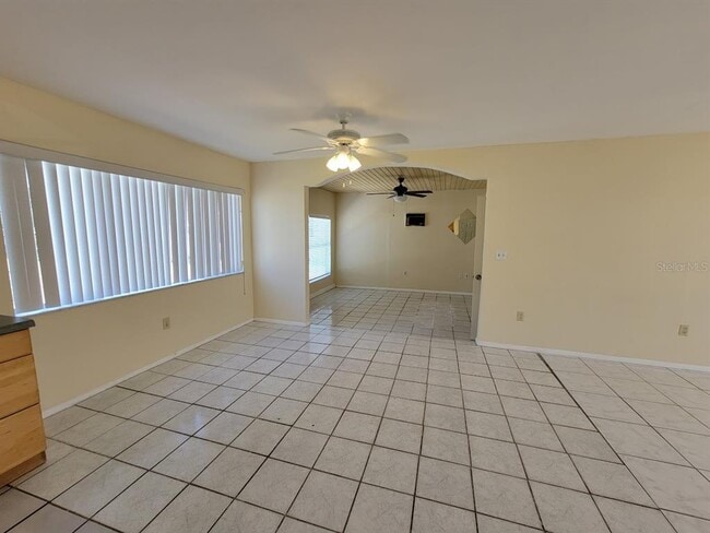 Building Photo - 2466 Lakeshore Cir