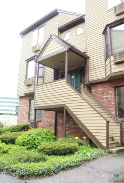 Building Photo - 8 Oakwood Ave