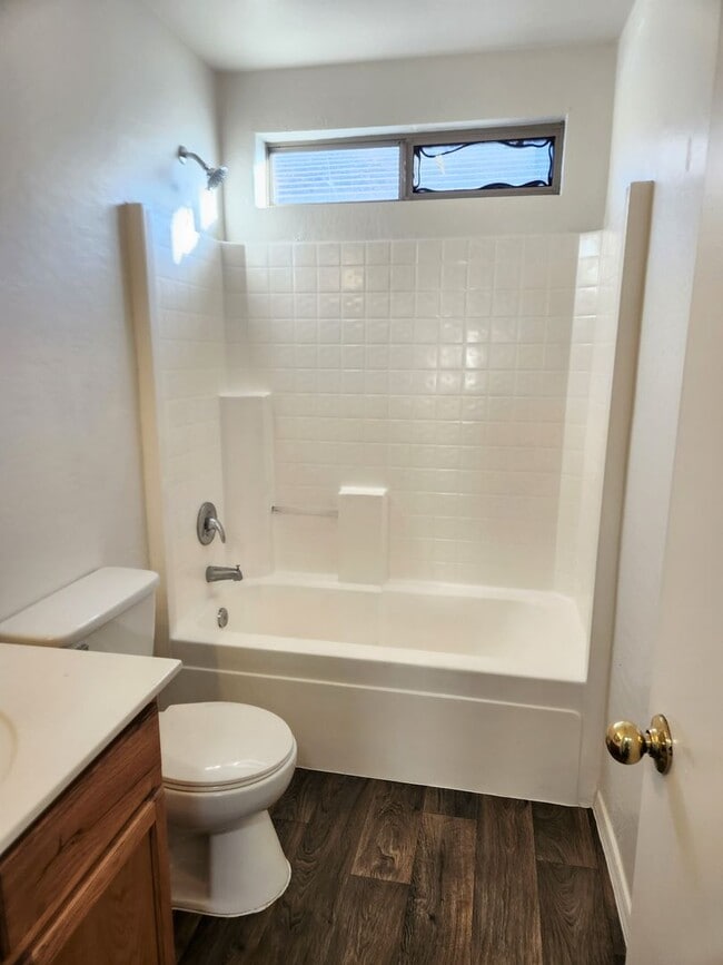 Building Photo - 3 bed 2 bath home