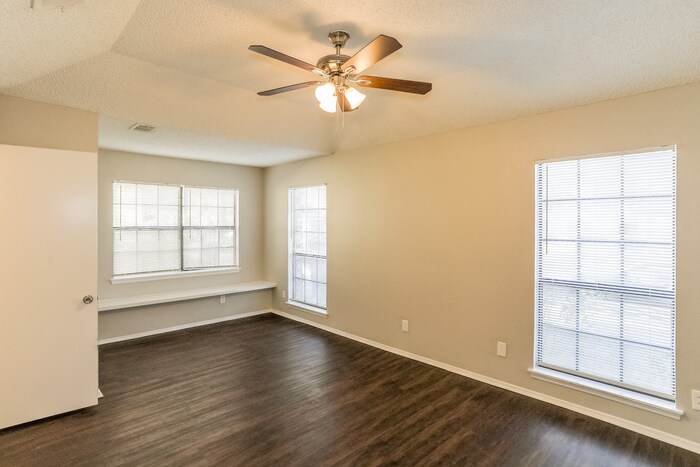 Building Photo - 410 Wellington Dr