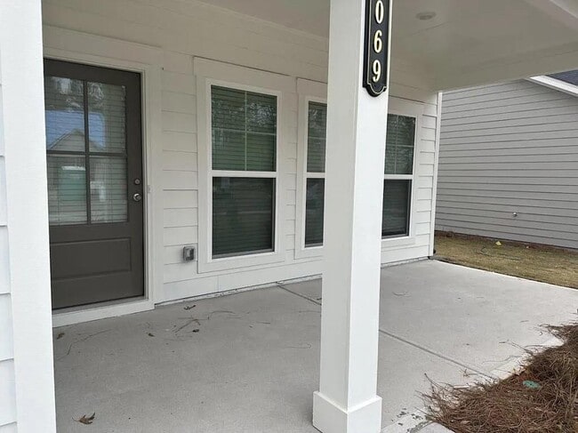 Building Photo - 2069 Boxwood Cir