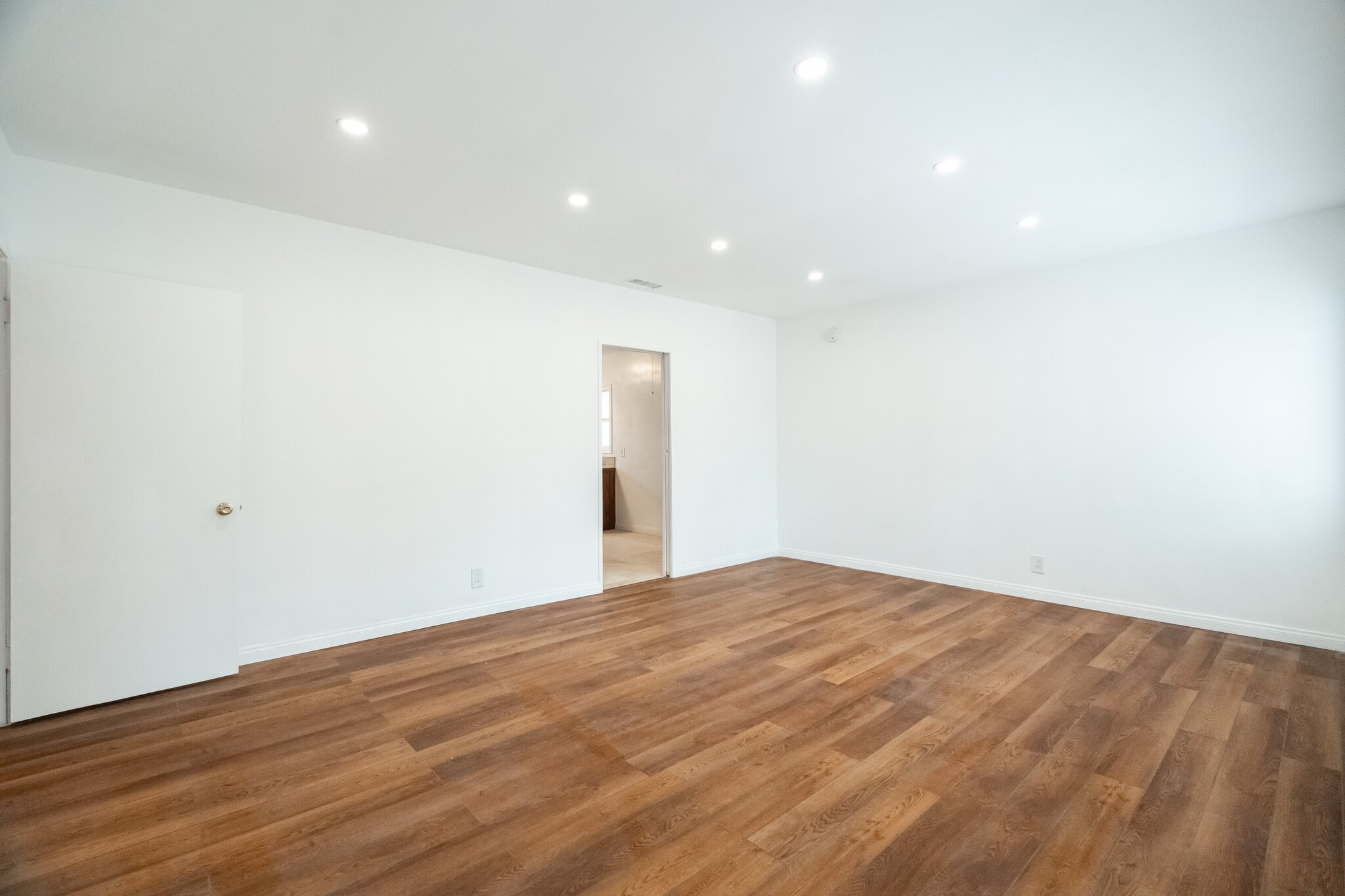 Building Photo - 15942 Devonshire St