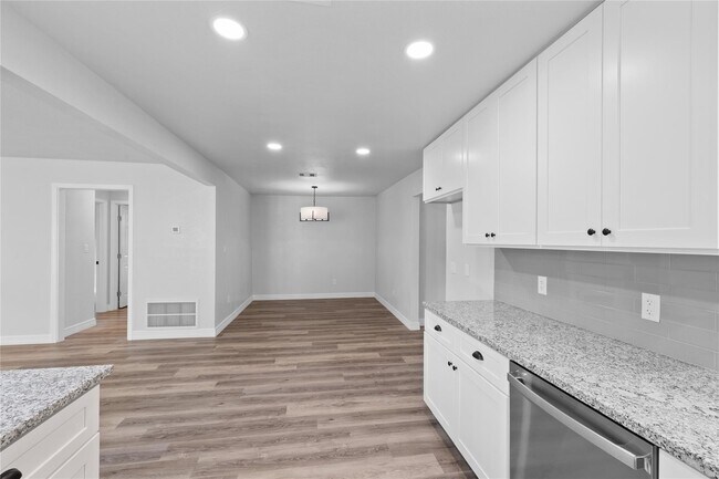 Building Photo - 524 Dunnam Ave