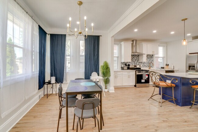 Building Photo - 2633 Broadway Ave