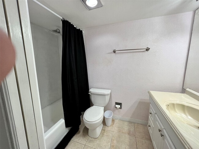 Building Photo - 3000 N Palm Aire Dr