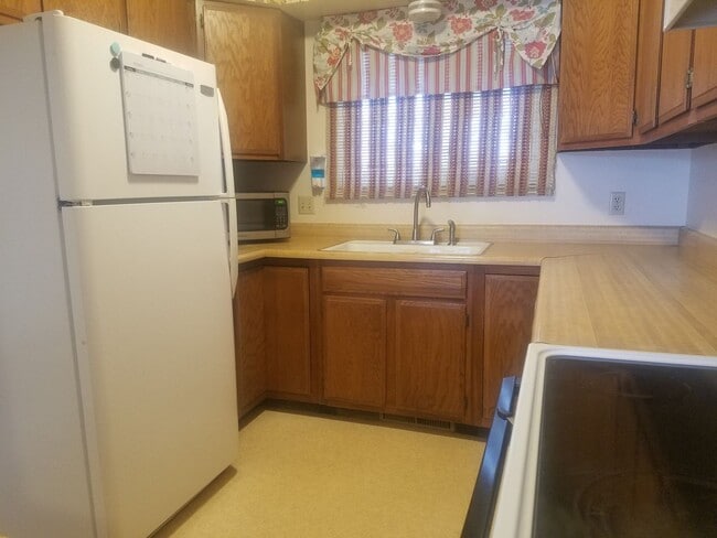 Building Photo - 3 Bed 2.5 bath townhome in Ammon right beh...