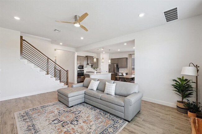 Building Photo - 6908 Empresa Dr