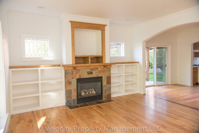 Building Photo - 2954 NE Red Oak Dr