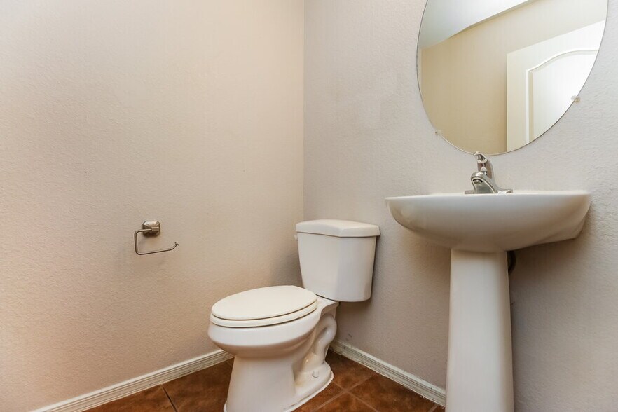 Building Photo - 526 E Milada Dr