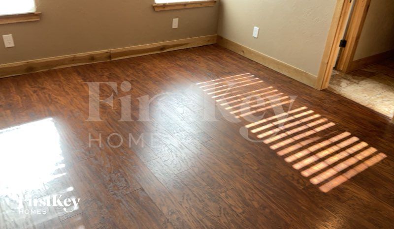 Building Photo - 613 S Avery Dr