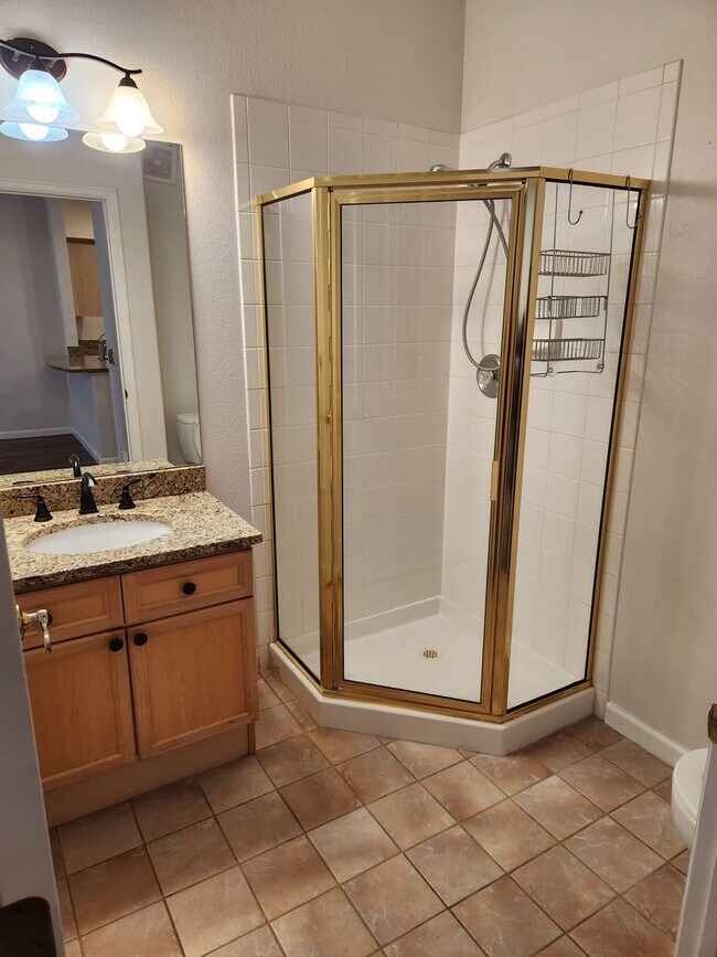 Building Photo - Stylish 2 Bed, 2 Bath Main-Floor Condo – U...