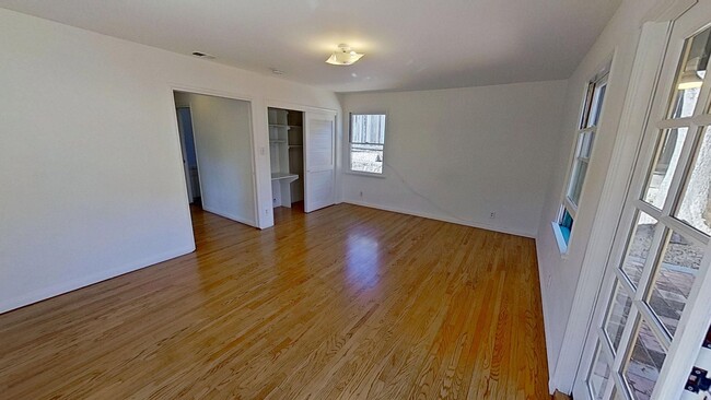 Building Photo - Desirable 3 Bedroom, 2 Bathroom house in S...