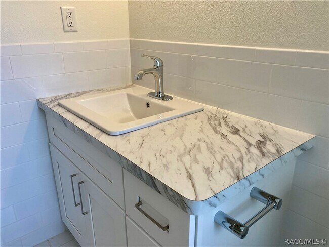 Building Photo - 11499 W Bayshore Dr