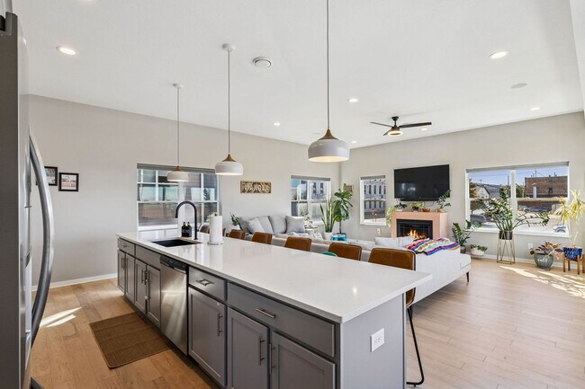 Building Photo - 412 W Shoreline Dr
