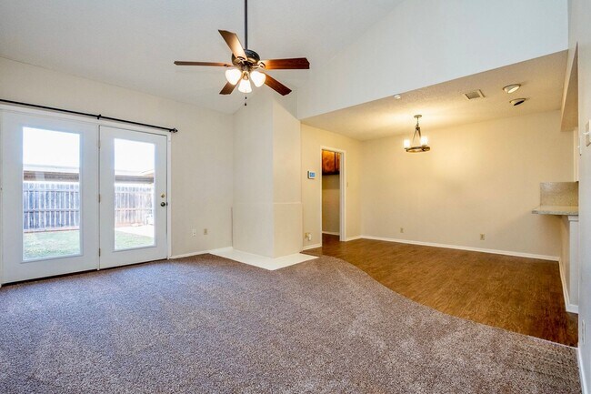 Building Photo - Immaculate 2 Bed, 2 Bath w/Loft Space!