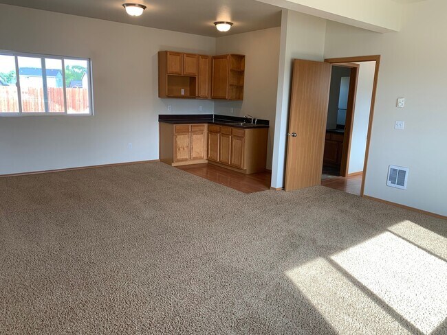 Building Photo - Large Home for Rent in Currier Creek