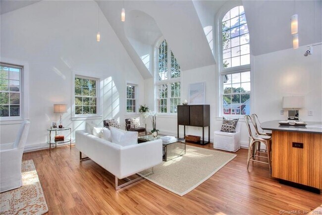 Building Photo - 5 Church Ln