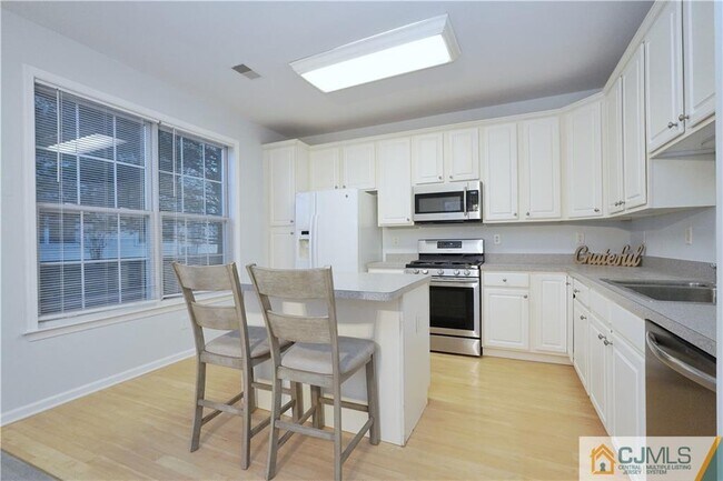 Building Photo - 636 St Andrews Pl