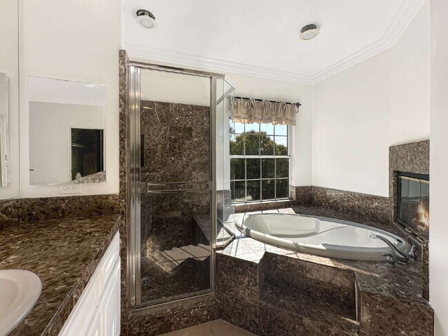 Building Photo - Discover the Essence of Luxury Living in V...