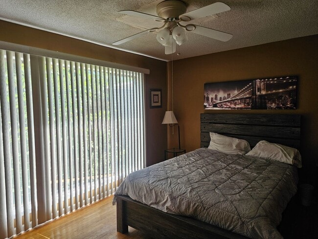 Building Photo - Cute partially furnished apartment with sm...