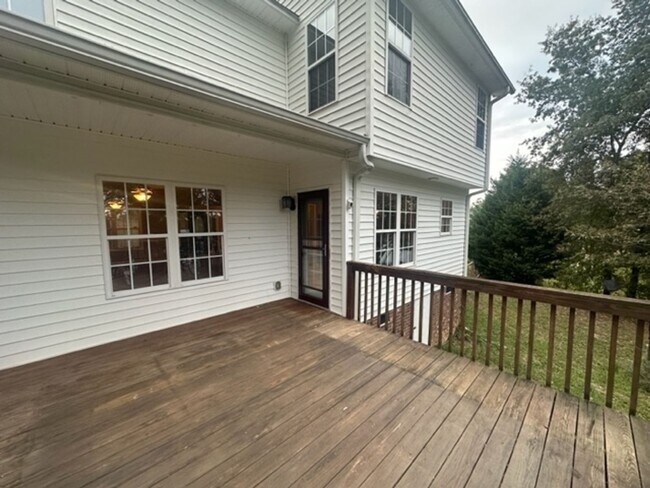 Building Photo - Stunning 3 Bed 2.5 Bath Home with Large Bo...