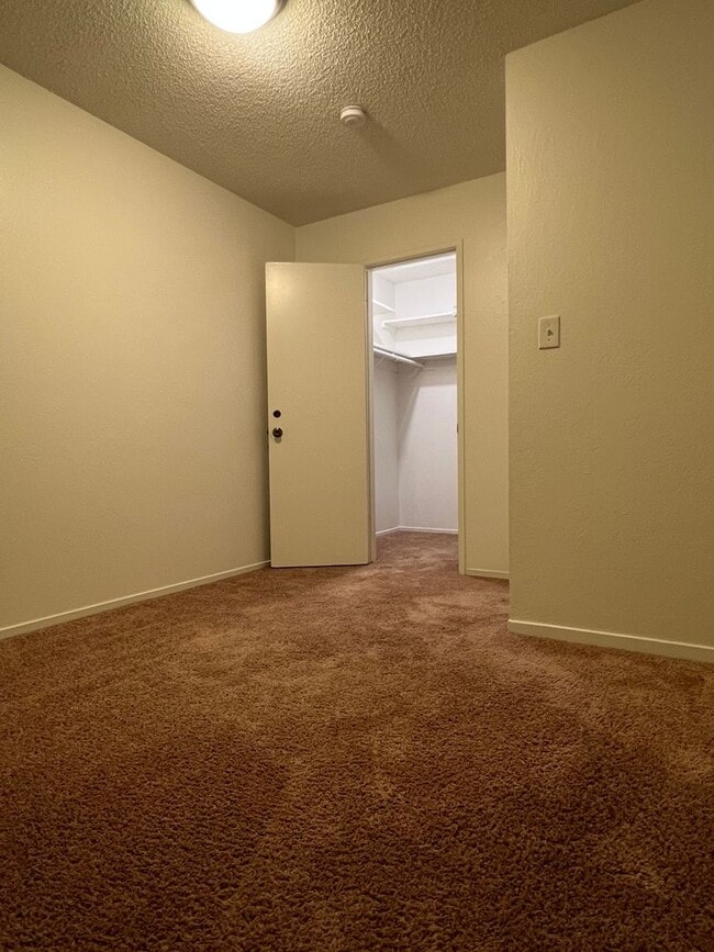 Building Photo - UPSTAIRS 2 BED UNIT IN ROSEVILLE!!