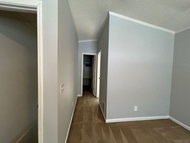 Building Photo - Nice 2 bedroom 2 bath home