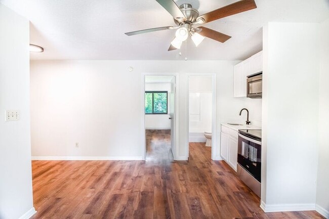 Building Photo - 2127 Henderson Dr