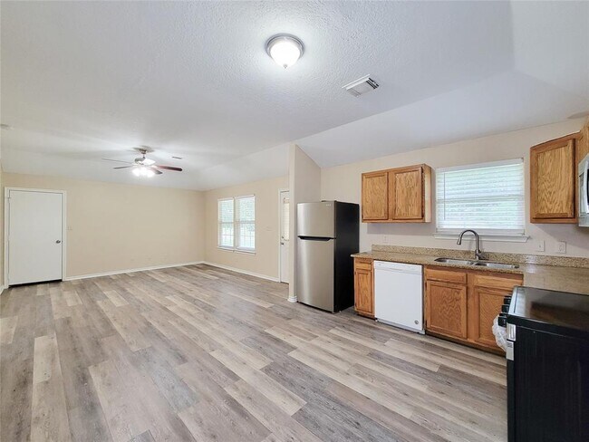 Building Photo - 12700 Royal Green Dr