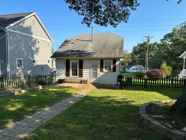 Building Photo - Charming Home 2 Bedroom 1 Bath Home In Krkwood, Mo.