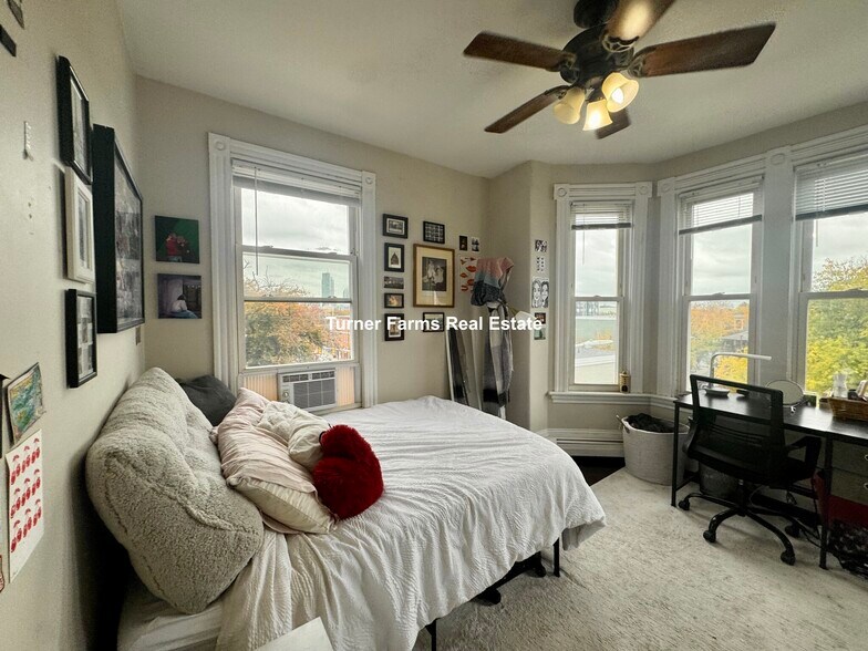 Building Photo - 717 Parker St