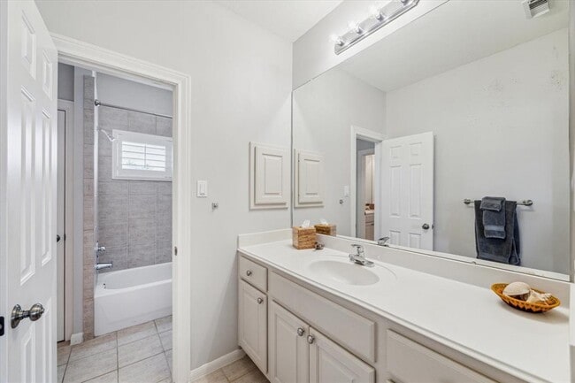 Building Photo - 523 Archwood Trail