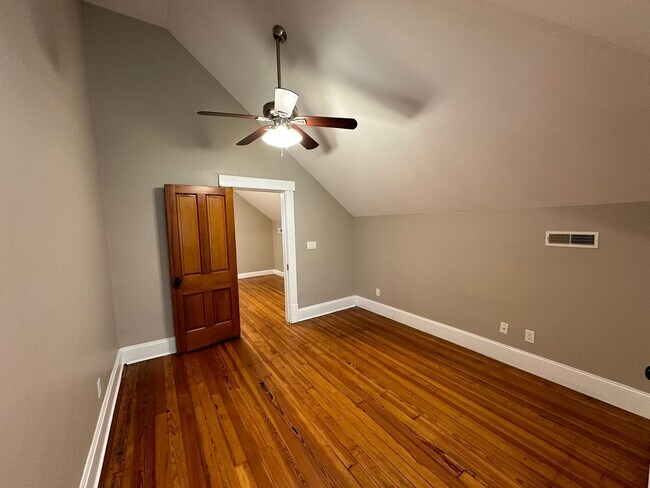 Building Photo - Hunter Ave 1045-1047 GW2