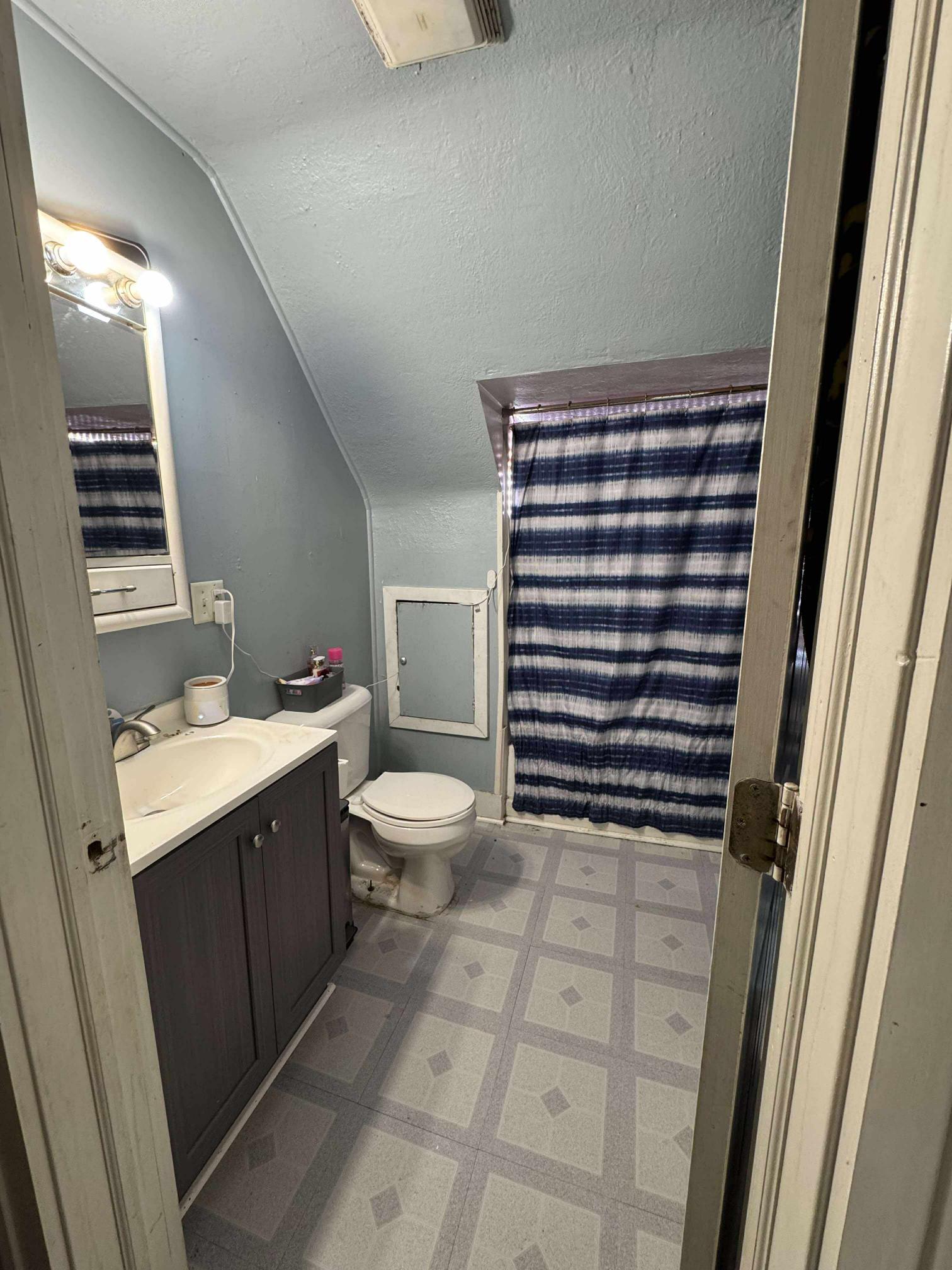Bathroom - 1114 Broadway St