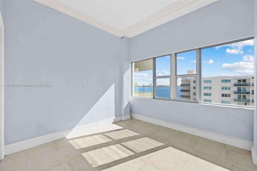 Building Photo - 7545 E Treasure Dr